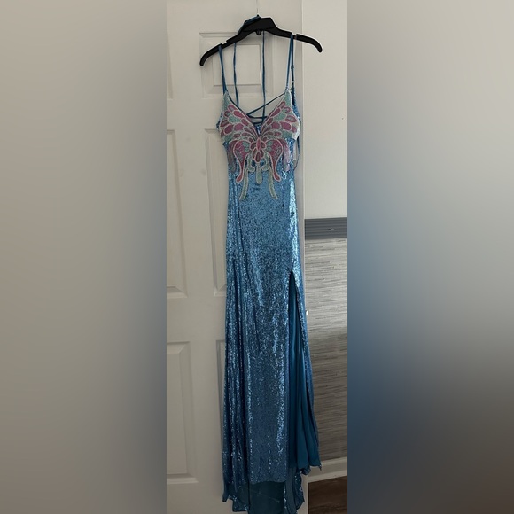 GORGEOUS- Sequin Butterfly Applique V-Neck Lace Up Back Cutout Gown - NWT - Picture 2 of 8